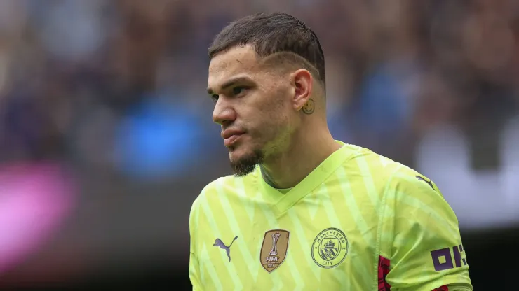 Ederson pode trocar o Manchester City pelo futebol saudita. (Photo by Conor Molloy/News Images)
