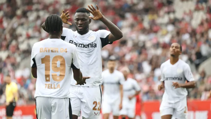 Tella comemora gol com Boniface em Rot-Weiss Essen x Bayer Leverkusen.  (Photo by Christof Koepsel/Getty Images)
