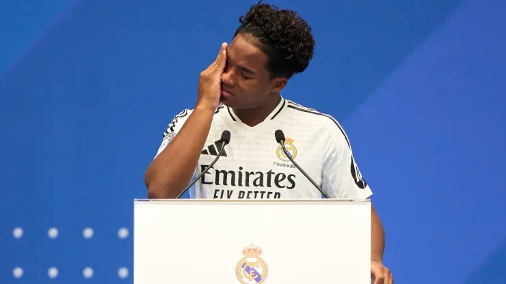 Endrick se emociona em apresentação pelo Real Madrid
