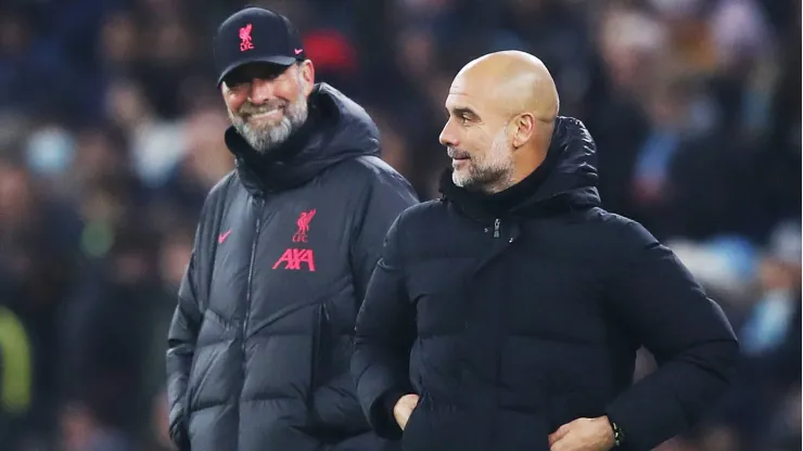 Pep Guardiola e Jürgen Klopp são dois dos maiores treinadores recentes na Premier League.
