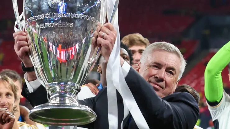 Ancelotti com a taça da Champions League
