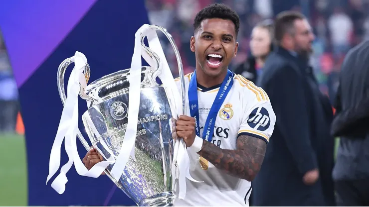 Rodrygo com a taça da Champions League
