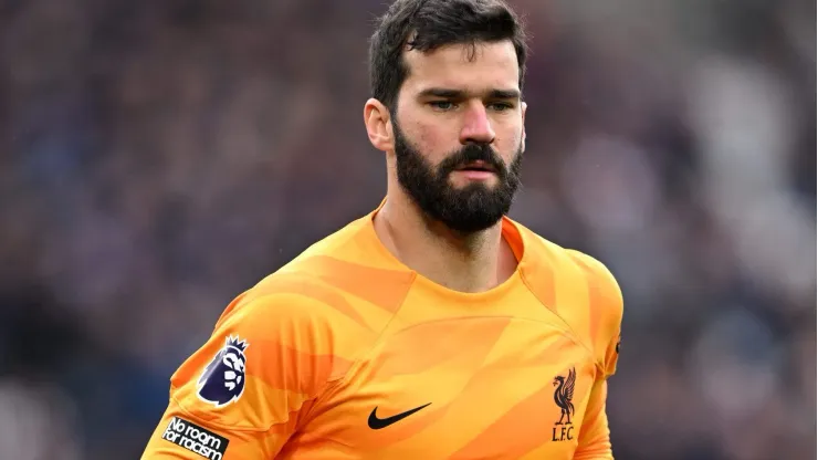 Liverpool surpreende e decide contratar substituto de Alisson, que deverá deixar Anfield. 
