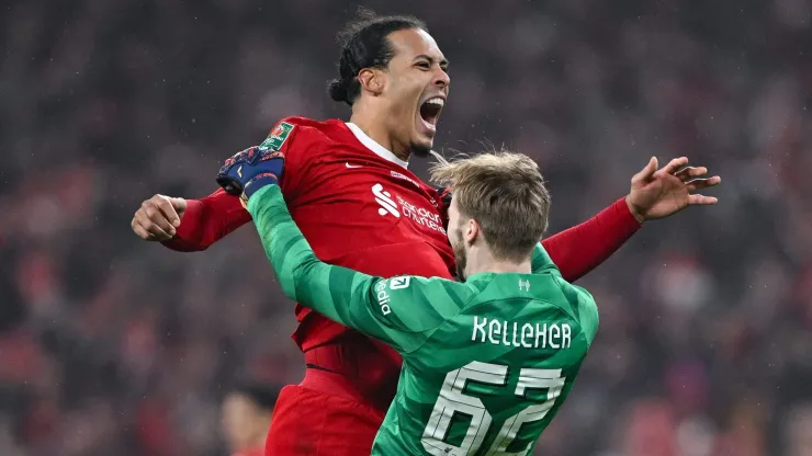 Virgil van Dijk do Liverpool comemora com Caoimhin Kelleher (Photo by Mike Hewitt/Getty Images)
