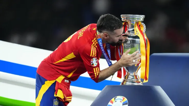 Carvajal com a taça da Eurocopa
