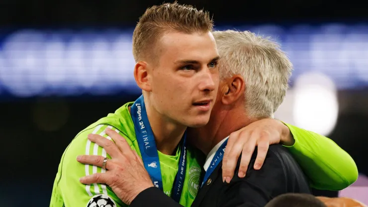 Lunin e Ancelotti após a conquista da Champions League. 
