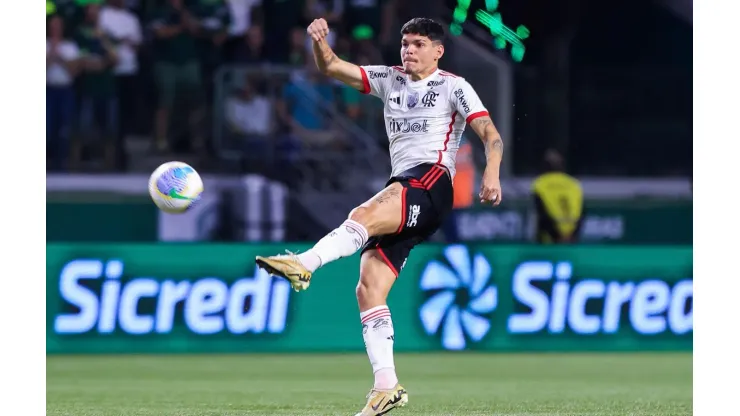 Airton Lucas em ação durante a partida entre Palmeiras e Flamengo, nas oitavas de final da Copa do Brasil. (Associated Press / Alamy Stock Photo)
