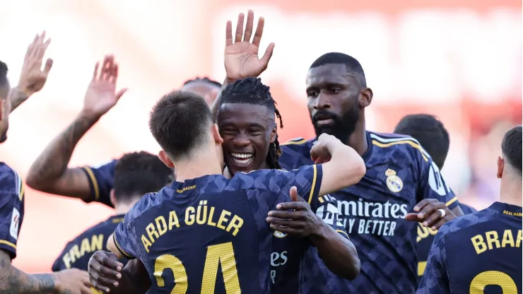 Jogadores do Real Madrid comemorando um gol. 
