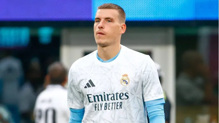 Lunin não deve jogar com a camisa do Liverpool, que encaminhou outro goleiro. 
