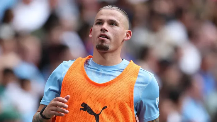 Kalvin Phillips aquecendo para partida pelo Manchester City
