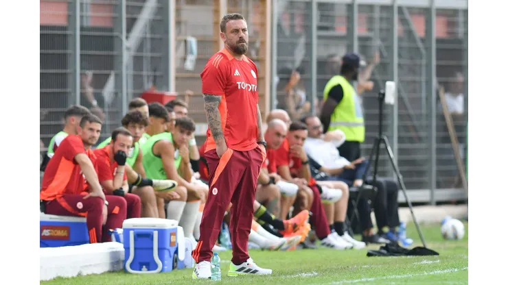 Roma começa temporada com De Rossi no banco de reservas e alta expectativa }(Foto: Mattia Vian/SOPA Images/Imago)
