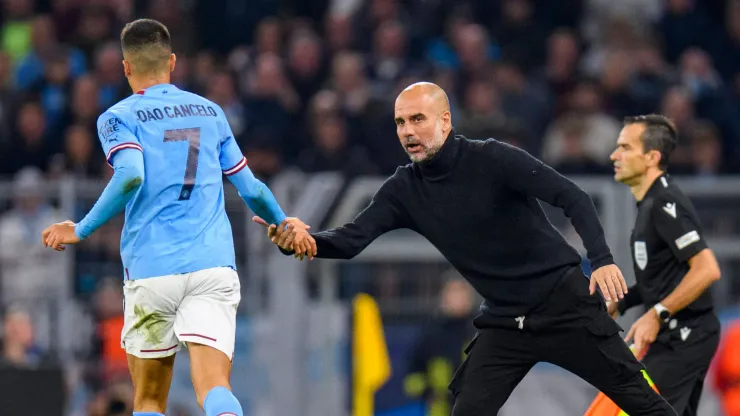 Pep Guardiola ao lado do latera-direito João Cancelo
