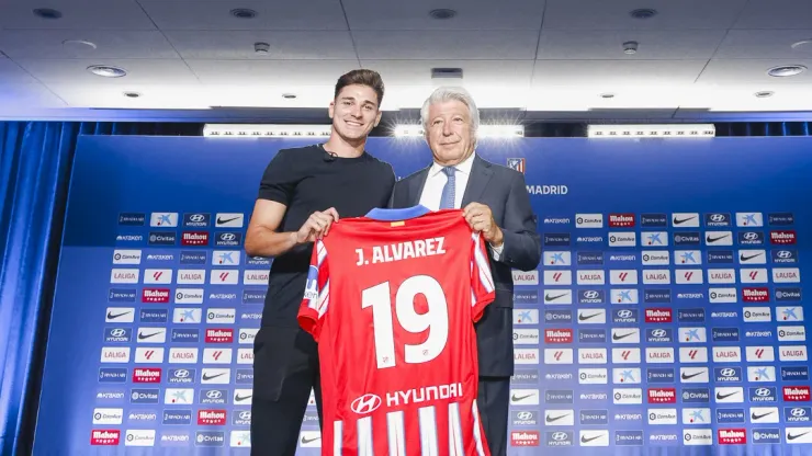 Julian Álvarez foi apresentado pelo Atlético de Madrid nesta sexta-feira (16). (Foto: Divulgação | Atlético de Madrid)
