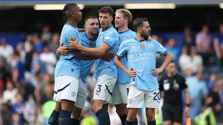 Jogadores do Manchester City comemorando gol
