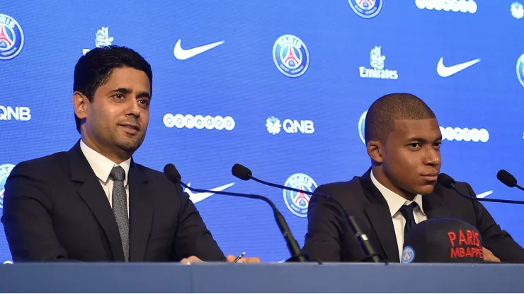 Dono do PSG ao lado de Mbappé. Foto: Aurelien Meunier/Getty Images
