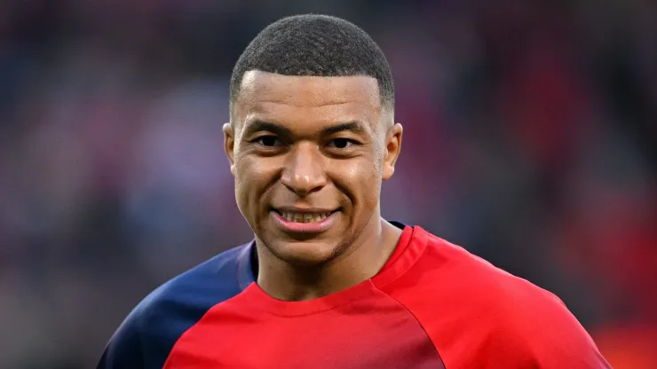 Kylian Mbappé deixou o PSG, que segue buscando por um novo craque. 
