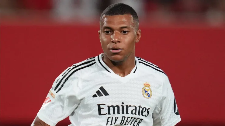 Mbappé com a camisa do Real Madrid.
