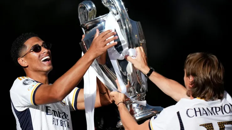 Bellingham e Modric com a taça da Champions League. Foto: Angel Martinez/Getty Images
