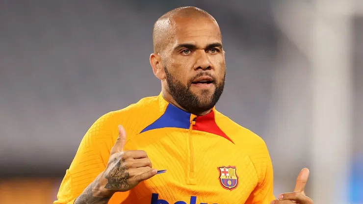 Dani Alves com a camisa do Barcelona.
