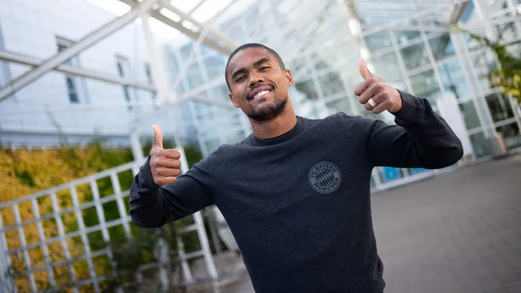 Douglas Costa irá jogar no futebol australiano. (Photo by Daniel Kopatsch/Getty Images for FC Bayern)
