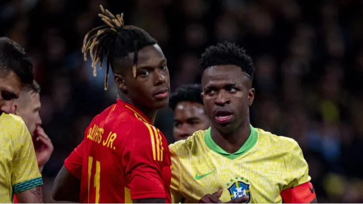 Vini Jr e Nico Williams se enfrentando no Santiago Bernabéu.
