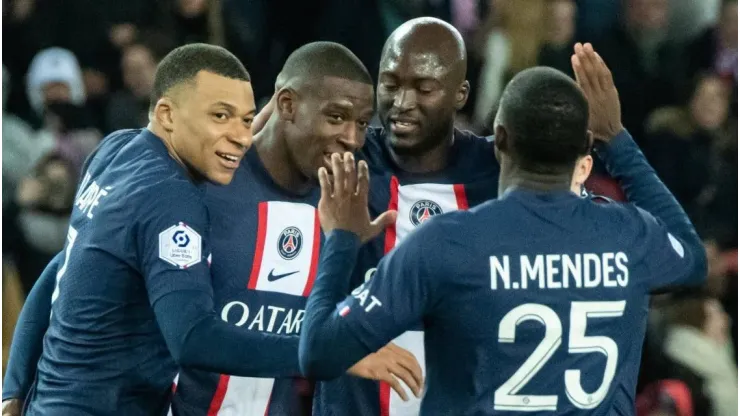 Jogadores do PSG comemoram gol de Mbappé. 
