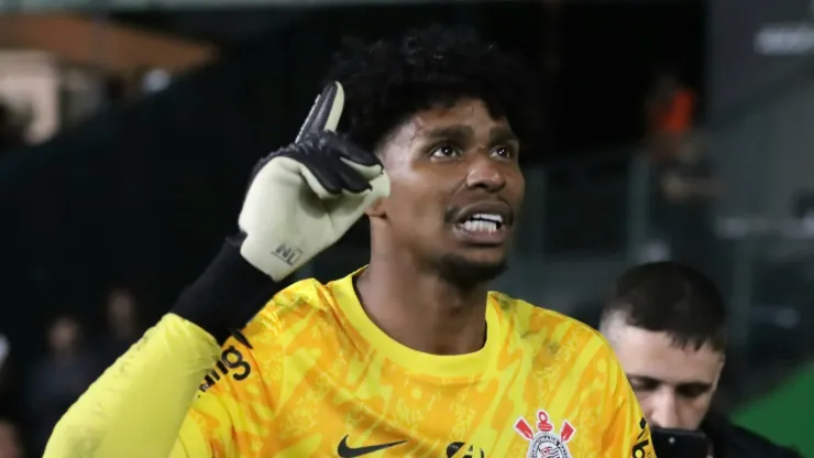 Hugo Souza foi destaque do Corinthians na Copa do Brasil, contra o Grêmio. 
