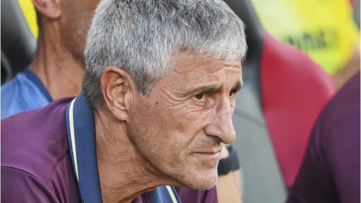 O técnico do Villarreal Quique Setien, avalia último reforço para setor defensivo.(Foto: Rafa Babot/Getty Images)
