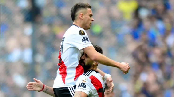 Lucas Pratto, do River Plate, comemora com o companheiro de equipe Rafael Santos Borré após marcar o primeiro gol de seu time durante o jogo de ida entre Boca Juniors e River Plate, parte das Finais da Copa CONMEBOL Libertadores 2018. (Foto: Amilcar Orfali/Getty Images)
