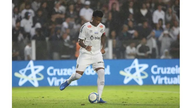 Gil em campo no confronto entre Santos e Amazonas na Série B, no dia 24 de agosto de 2024. (Associated Press / Alamy Stock Photo)
