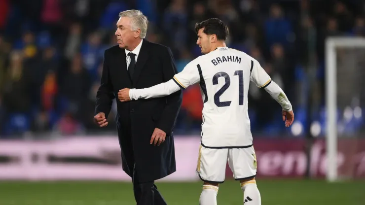 Carlo Ancelotti e Brahim Díaz, técnico e jogador do Real Madrid. (Photo by Denis Doyle/Getty Images)
