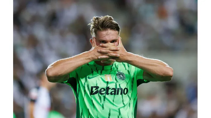 Gyokeres comemora um de seus gols na partida entre Farense e Sporting, no dia 23 de agosto de 2024, na Liga Portugal. (Maciej Rogowski / Alamy Stock Photo)
