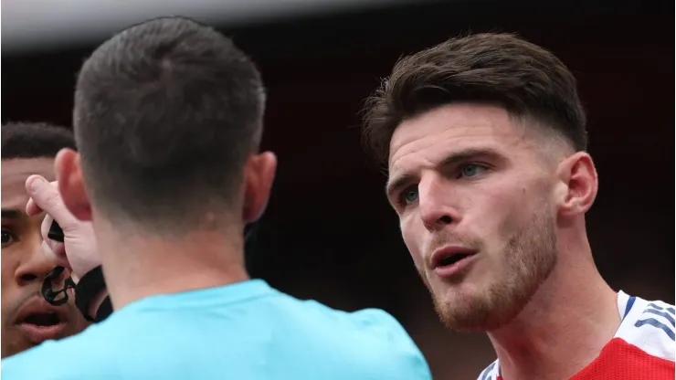 Declan Rice, do Arsenal, é expulso pelo árbitro Christopher Kavanagh durante a partida da Premier League entre Arsenal FC e Brighton  no Emirates. (Foto: Neal Simpson/Sportsphoto/APL)
