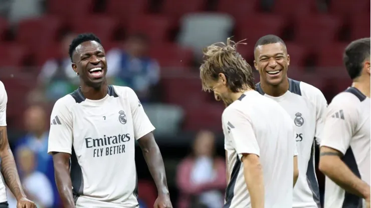 Treino do Real Madrid aponta mudança inesperada na escalação merengue. 
