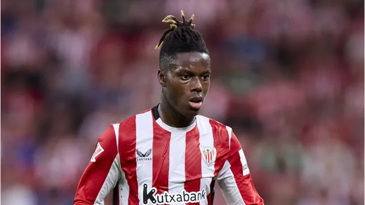 Nico Williams, do Athletic, observa durante a partida da LaLiga entre Athletic Bilbao e Atlético de Madrid em San Mamés. (Foto: Ricardo Larreina)
