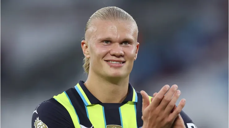 Erling Haaland aplaude os torcedores enquanto segura a bola do jogo após marcar um hat-trick durante a partida da Premier League. (Foto: Paul Terry / Sportimage)
