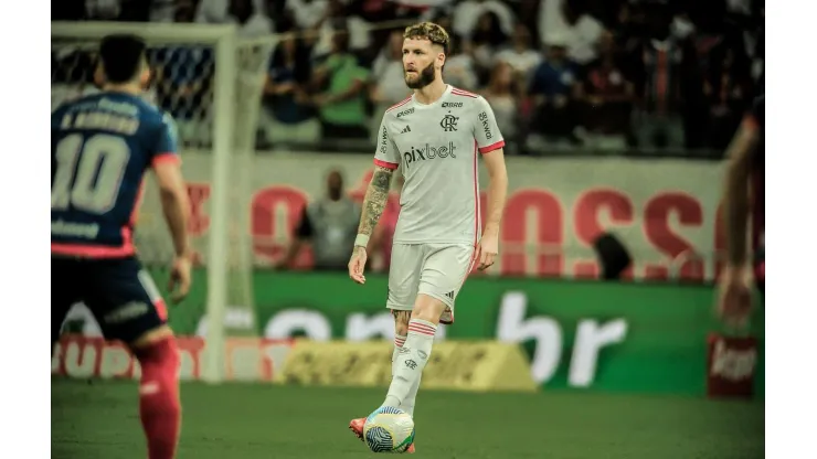 Léo Pereira em campo na partida entre Bahia e Flamengo na Copa do Brasil, no dia 28 de agosto de 2024. (Associated Press / Alamy Stock Photo)
