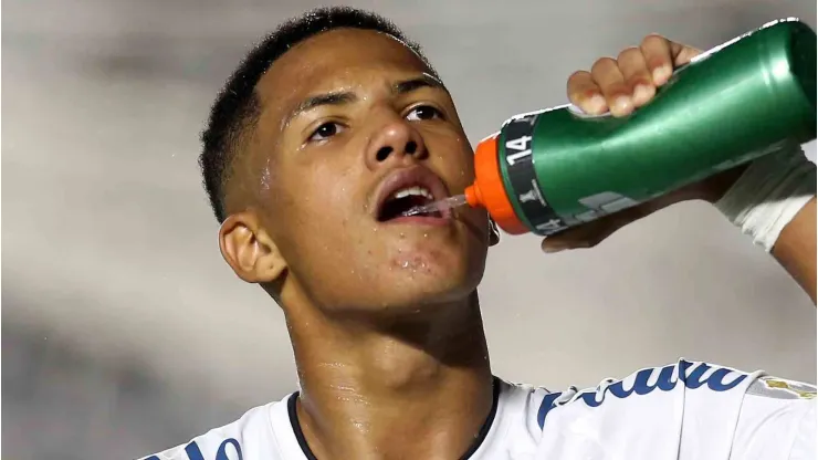 SANTOS, BRAZIL - MAY 11: Ângelo Gabriel of Santos drinks water during a match between Santos and Boca Juniors as part of Group C of Copa CONMEBOL Libertadores 2021 at Vila Belmiro Stadium on May 11, 2021 in Santos, Brazil. (Photo by Guilherme Calvo-Pool/Getty Images)
