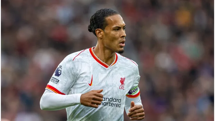 Van Dijk mostra credencial de capitão e parte para cima de rival do Liverpool em clássico.
