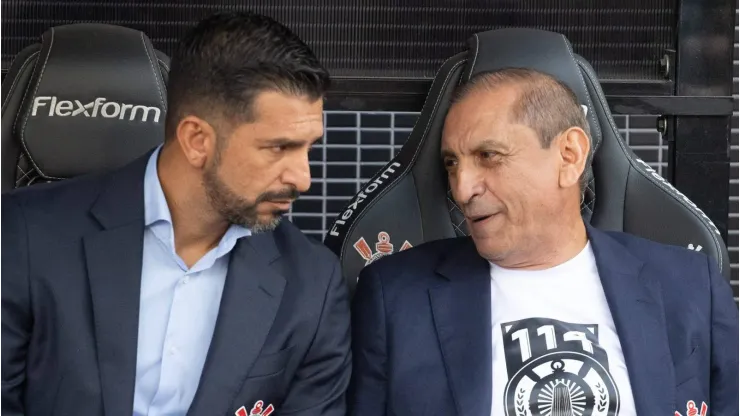 Emiliano e Ramón Díaz durante a partida entre Corinthians e Flamengo realizada na Neo Química Arena em São Paulo. (Foto: Rodilei Morais/Fotoarena)
