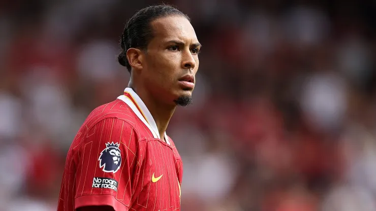 Diretoria do Liverpool já pensa em jogador que atua na mesma posição de Van Dijk, podendo ser seu substituto (Photo by Julian Finney/Getty Images)
