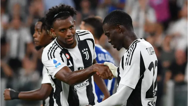 Juan Cabal, atrai interesse do Manchester United, celebra com Timothy Weah após o gol de 2 a 0 para a Juventus (Foto: Photo Press - World) 
