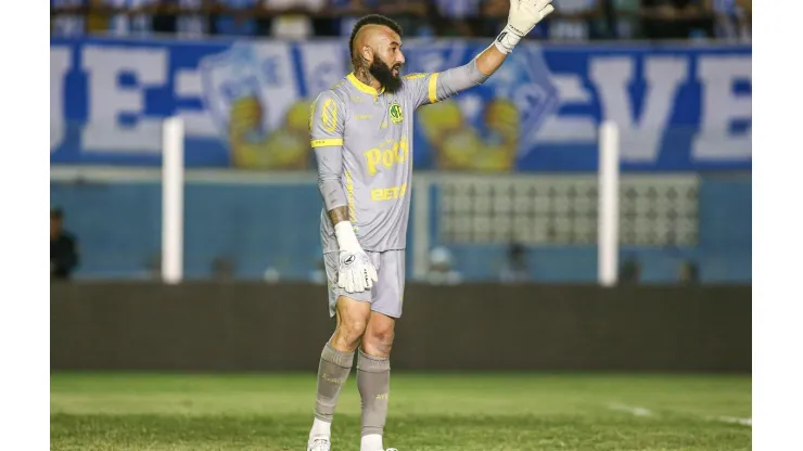 Alex Muralha em ação durante o confronto entre Paysandu e Mirassol, pela 23ª rodada da Série B, no dia 26 de agosto de 2024. (Sipa US / Alamy Stock Photo)
