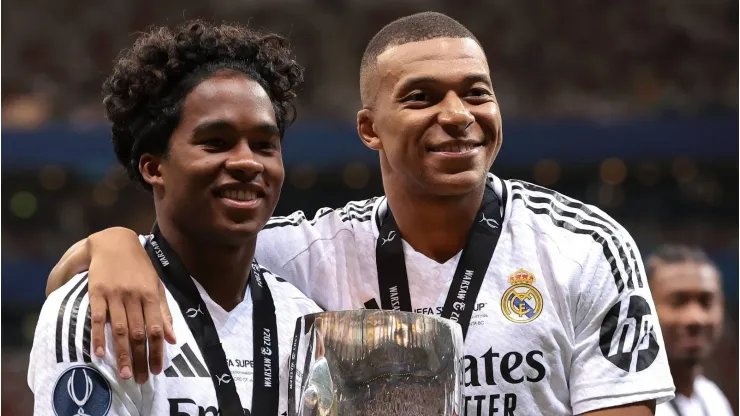 Endrick e Kylian Mbappé, do Real Madrid, posam com o troféu após a vitória por 2 a 0 na partida da Supercopa da UEFA no Estádio Nacional, em Varsóvia. (Foto: Jonathan Moscrop / Sportimage)
