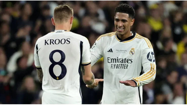 Toni Kroos e Jude Bellingham com a camisa do Real Madrid. ini
