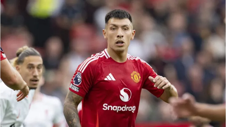 Lisandro Martínez, do Manchester United, observa durante a partida da Premier League entre Manchester United e Liverpool em Old Trafford. (Foto: Richard Callis/SPP Richard Callis / SPP )
