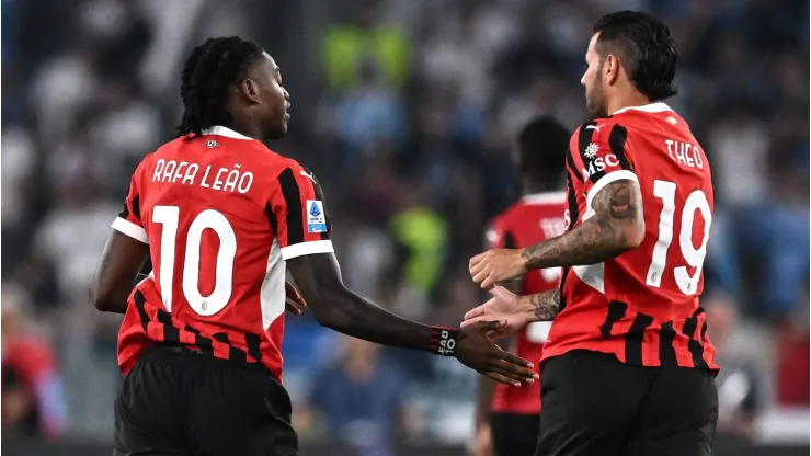 Rafael Leão comemorando o gol com Theo Hernandez no empate diante da Lazio. (Foto: Domenico Cippitelli/Image nella) 
