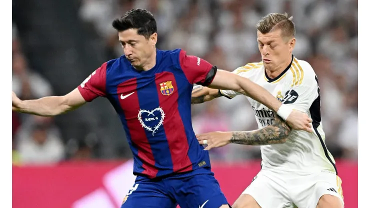 Robert Lewandowski, do Barcelona e Toni Kroos do Real Madrid pela La Liga em abril de 2024  (Photo by David Ramos/Getty Images)
