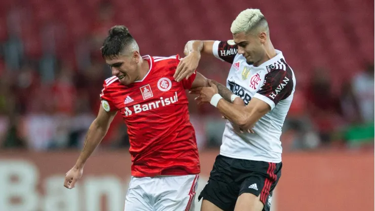 Carlos Palacios e Andreas Pereira se enfrentando pelo Brasileirão.
