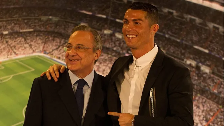 Cristiano Ronaldo  ao lado do presidente do Real Madrid, Florentino Pérez.  (Photo by Denis Doyle/Getty Images)
